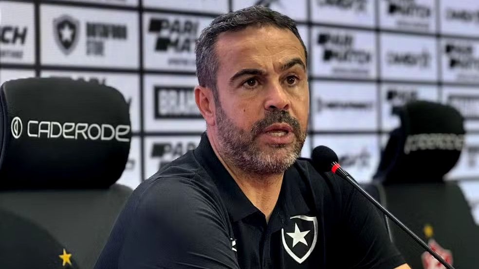 “Botafogo em Guerra: Técnico Denuncia Arbitragem ‘Tendenciosa’ Antes de Finais Cruciais!”