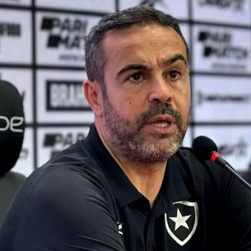 “Botafogo em Guerra: Técnico Denuncia Arbitragem ‘Tendenciosa’ Antes de Finais Cruciais!”